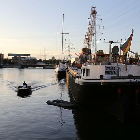 Schiffshotel "Schlafen Im Hafen" Hamburgo Exterior foto