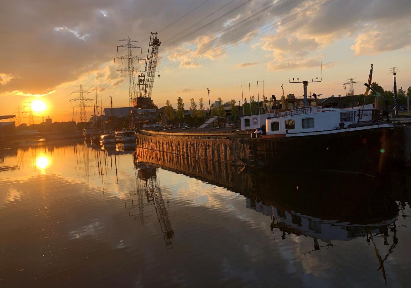 Schiffshotel "Schlafen Im Hafen" Hamburgo Exterior foto